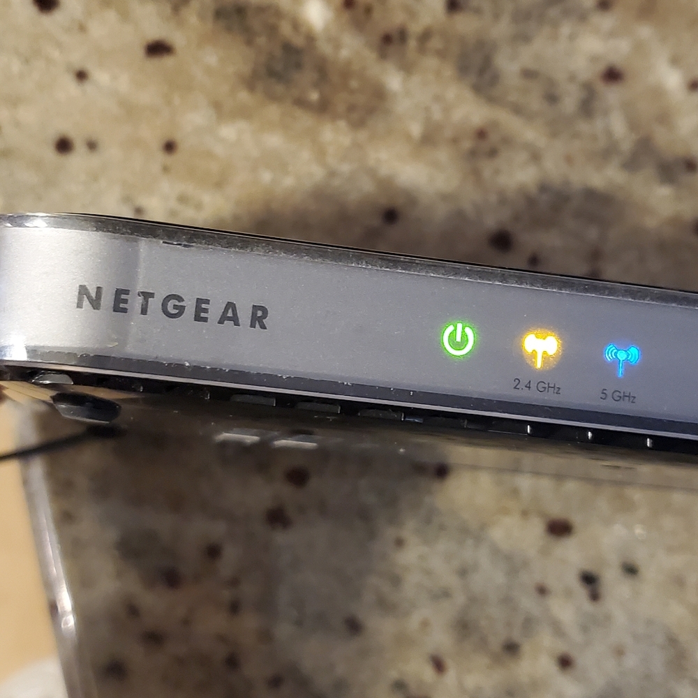Netgear Duo RangeMax WNDR3300 300 Mbps 4-Port Wireless N Router w/ Adapter - Picture 4 of 10